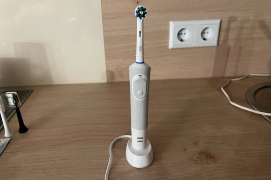 Rotating electric toothbrush.